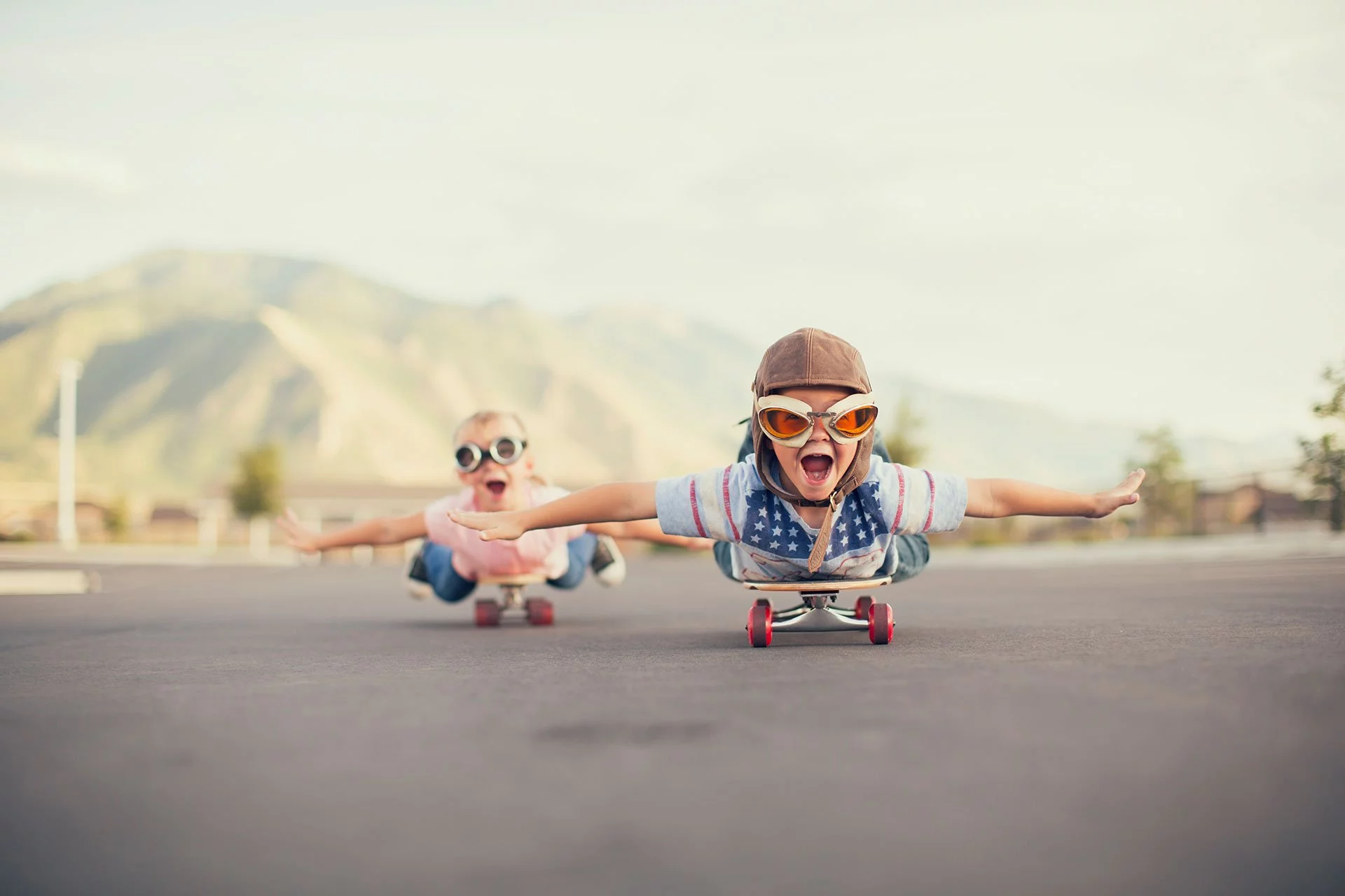 Kinder auf Skateboard